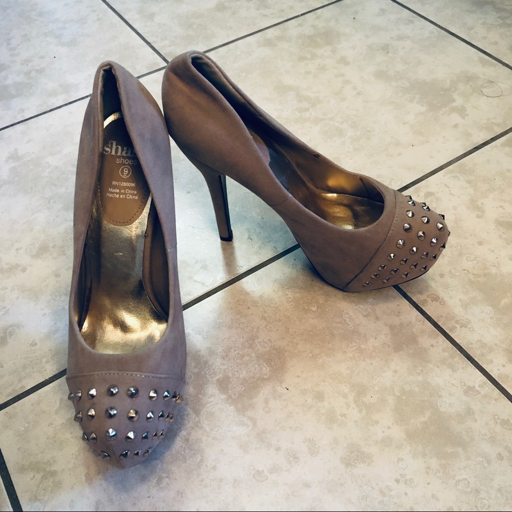 🖤Super cute size 9 nude heels with studs🖤